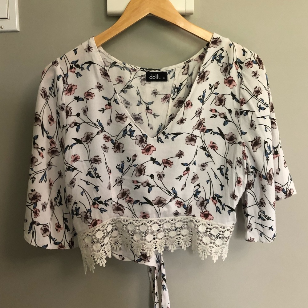 Flowy floral tie up crop top